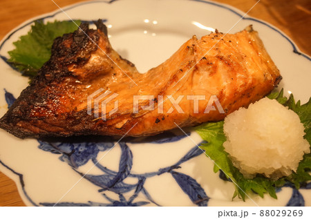 鮭カマの塩焼き 鮭カマの塩焼き 88029269