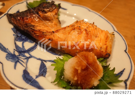 鮭カマの塩焼き 〜大根おろし添え〜 88029271