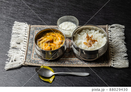 典型的なインドのカレーとナン Typical Indian curry set 典型的なインドのカレーとナン Typical Indian curry set 88029430