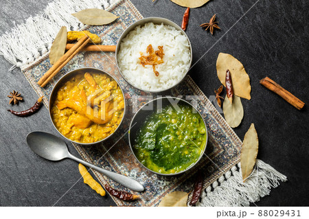 典型的なインドのカレーとナン Typical Indian curry set 典型的なインドのカレーとナン Typical Indian curry set 88029431