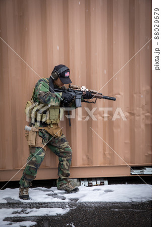 銃を構える男性 survival 銃を構える男性 survival 88029679