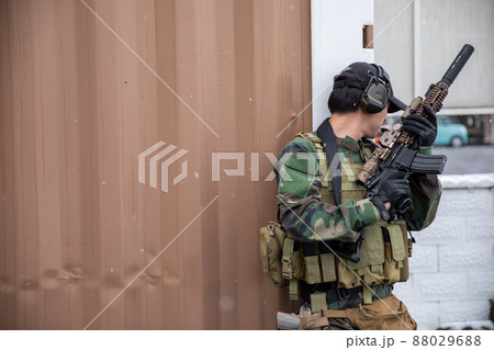 銃を持って狙いを定める軍人　soldier 88029688