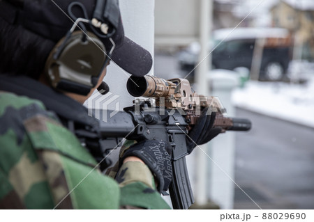 銃を持って狙いを定める軍人 soldier 銃を持って狙いを定める軍人 soldier 88029690