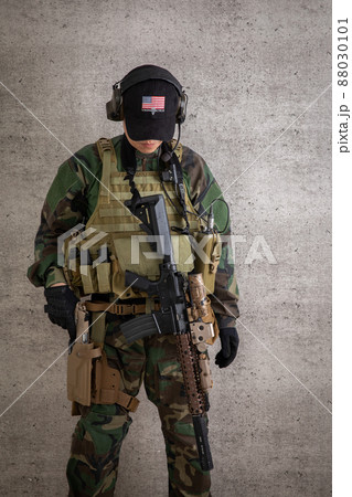 銃を持って立つ軍人 soldier 銃を持って立つ軍人 soldier 88030101