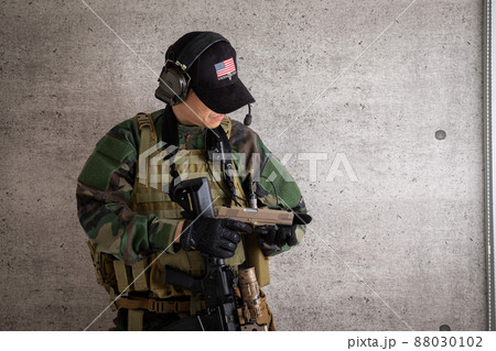 銃を持って立つ軍人　soldier 88030102