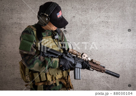 銃を構える軍人　soldier 88030104