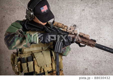 銃を構える男性 A gun 銃を構える男性 A gun 88030432