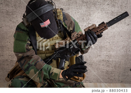 戦いに疲れた軍人 A gun 戦いに疲れた軍人 A gun 88030433