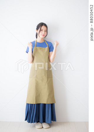 エプロンの女性 88030452