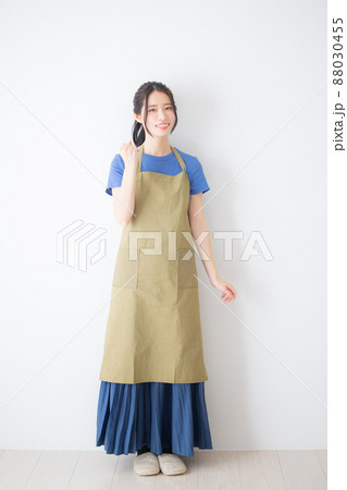 エプロンの女性 88030455