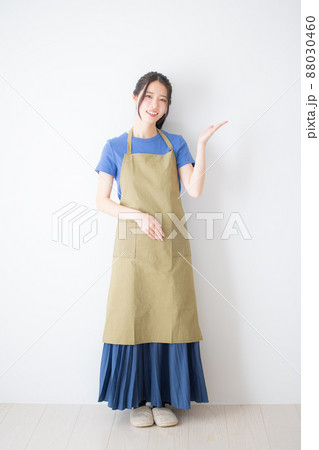 エプロンの女性 エプロンの女性 88030460