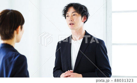 ビジネスマン・話す・インタビュー・会議・ミーティング ビジネスマン・話す・インタビュー・会議・ミーティング 88031323