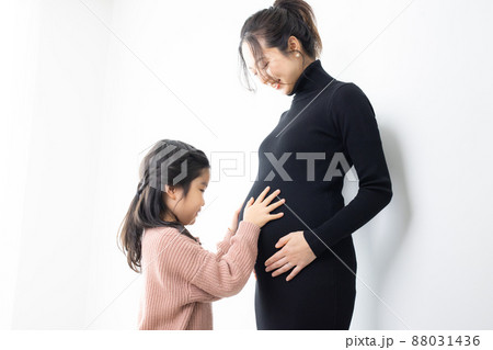 マタニティヨガイメージ　妊婦 88031436