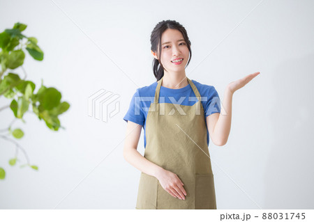 エプロンの女性　 88031745