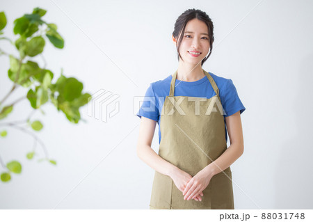 エプロンの女性　 88031748