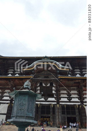 東大寺金銅八角燈籠・大仏殿(東大寺・大仏殿前/奈良県奈良市雑司町) 東大寺金銅八角燈籠・大仏殿(東大寺・大仏殿前/奈良県奈良市雑司町) 88031830