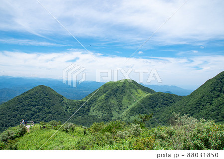 孫三瓶・子三瓶・男三瓶の山々が見える風景　島根県大田市 88031850
