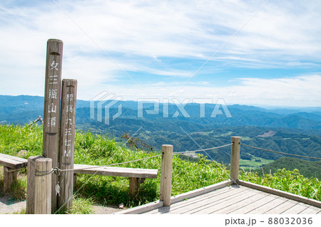 女三瓶山山頂の頂上標と中国山地の山並み　島根県大田市 88032036