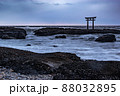 曇天の中夜明けを告げる神磯の鳥居 88032895