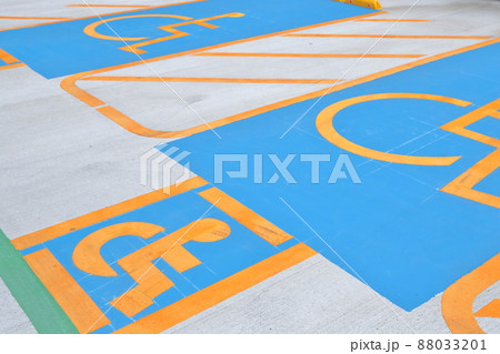 車椅子マークの駐車場（パーキング・パーミット、思いやり駐車場） 88033201