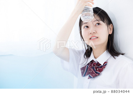 夏イメージ 水を飲む女子高校生の写真素材