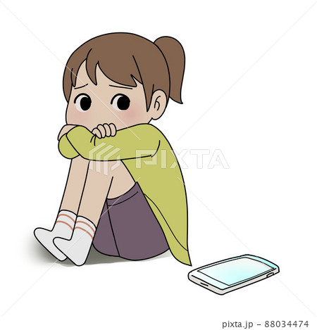 スマホを見て悲しそうな女の子 88034474