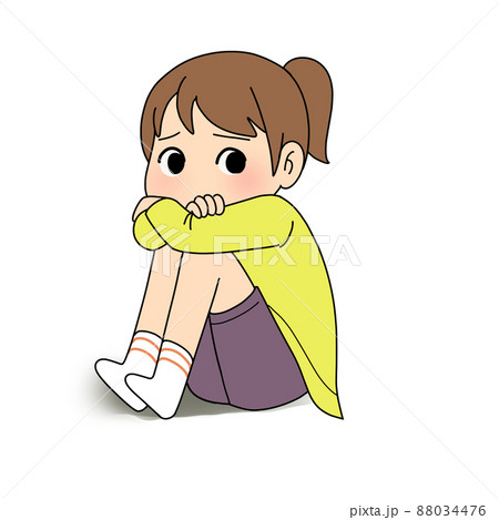 悲しそうな顔で座っている女の子 88034476