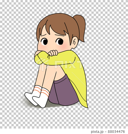 悲しそうな顔で座っている女の子 88034476