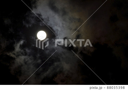 月を覆う雲 グラフィック素材 月を覆う雲 グラフィック素材 88035398