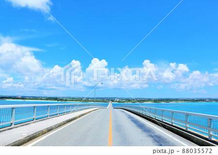 沖縄　宮古島　青空の来間大橋 88035572