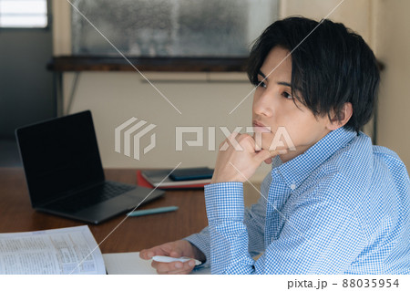 自宅で勉強する若い男性 自宅で勉強する若い男性 88035954