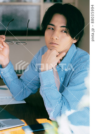 自宅で勉強する若い男性 自宅で勉強する若い男性 88035994