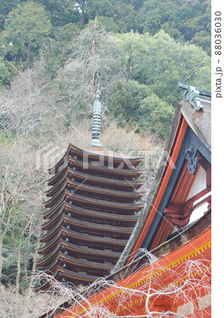 十三重塔(左)･神廟拝所(右)（談山神社／奈良県桜井市多武峰） 88036030