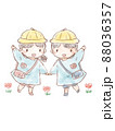 双子の幼稚園児の女の子と男の子 88036357