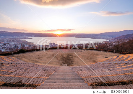 長野県諏訪市立石公園からの諏訪湖と夕日 長野県諏訪市立石公園からの諏訪湖と夕日 88036602