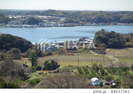 浜名湖　入江と遠くに天浜線 88037361