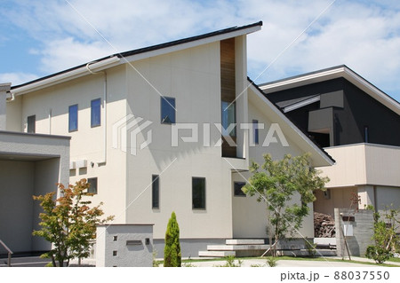 落ち着いた色合いで木板のアクセントウォールが美しく玄関前の浮き階段がスタイリッシュなデザイン邸宅 落ち着いた色合いで木板のアクセントウォールが美しく玄関前の浮き階段がスタイリッシュなデザイン邸宅 88037550