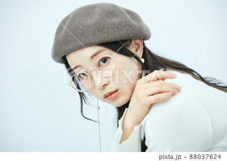 ファッション ベレー帽をかぶる女性 ファッション ベレー帽をかぶる女性 88037624