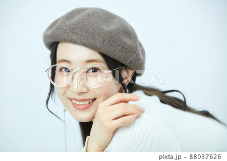 ファッション　　ベレー帽をかぶる女性　 88037626