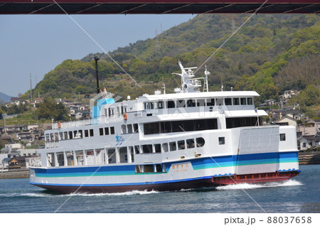 音戸の瀬戸を航行するフェリー(広島県呉市音戸町鰯浜) 音戸の瀬戸を航行するフェリー(広島県呉市音戸町鰯浜) 88037658