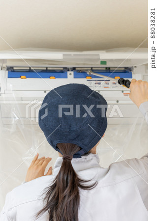 エアコンのメンテナンスを行う業者　顔なし 88038281