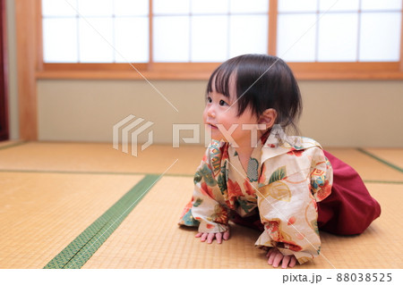 和室で袴を着る赤ちゃん 和室で袴を着る赤ちゃん 88038525