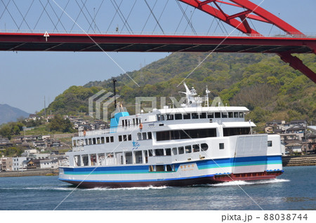 音戸の瀬戸を航行するフェリー（広島県呉市音戸町鰯浜） 88038744