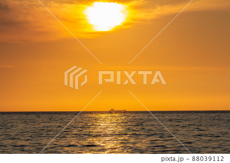 能登　日本海に沈む夏の夕陽 88039112