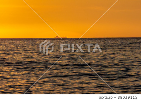 能登 日本海に沈む夏の夕陽 能登 日本海に沈む夏の夕陽 88039115
