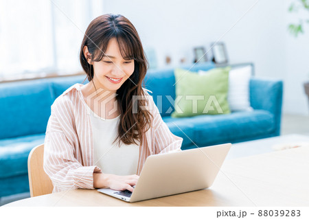 テレワークする若い女性 88039283