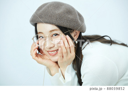 ファッション　　ベレー帽をかぶる女性　 88039852