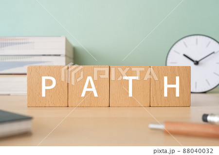 「PATH」と書かれた積み木が置かれたデスク 88040032