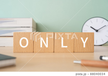 「ONLY」と書かれた積み木が置かれたデスク 88040034