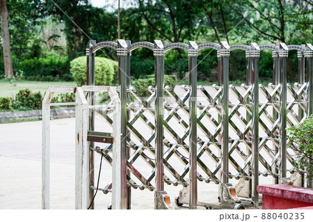 aluminum barricade can stretch and fold 88040235